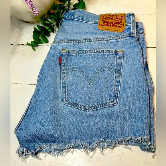 Like New Levi’s 501 Light Blue Cutoff Shorts - Picture 4 of 10